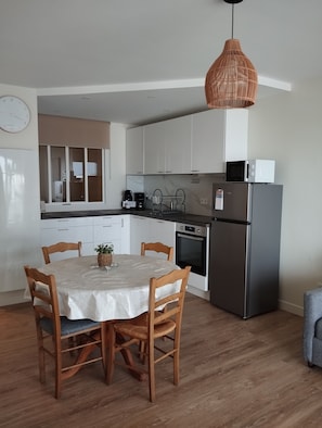 Micro-ondes, four, plaque de cuisson, lave-vaisselle