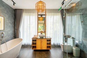 Shower, hair dryer, bidet, towels