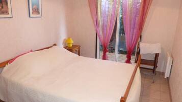 2 chambres, fer et planche Ă repasser