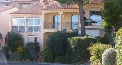 15mn from Collioure, sea view, House in secure residence
