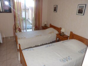 2 Schlafzimmer, Bügeleisen/Bügelbrett