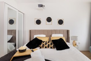 3 bedrooms, in-room safe, desk, iron/ironing board