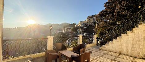 Deluxe tweepersoonskamer, balkon, uitzicht op bergen | Terras