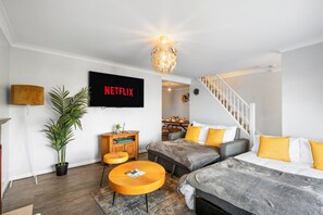 3 bedrooms, iron/ironing board, free WiFi, bed sheets - Luxury 3BR Brighton Home near South Downs, Sea Views, Pool & Free 4-Car Parking (Brighton and Hove)