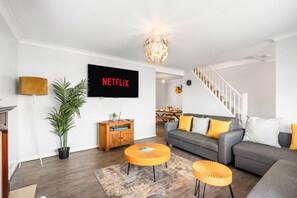 TV, books - Luxury 3BR Brighton Home near South Downs, Sea Views, Pool & Free 4-Car Parking (Brighton and Hove)