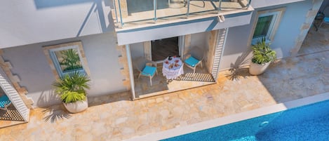 Una piscina al aire libre de temporada