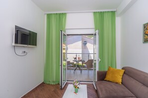 Comfort Apartment, Balcony, Pool View | Living room