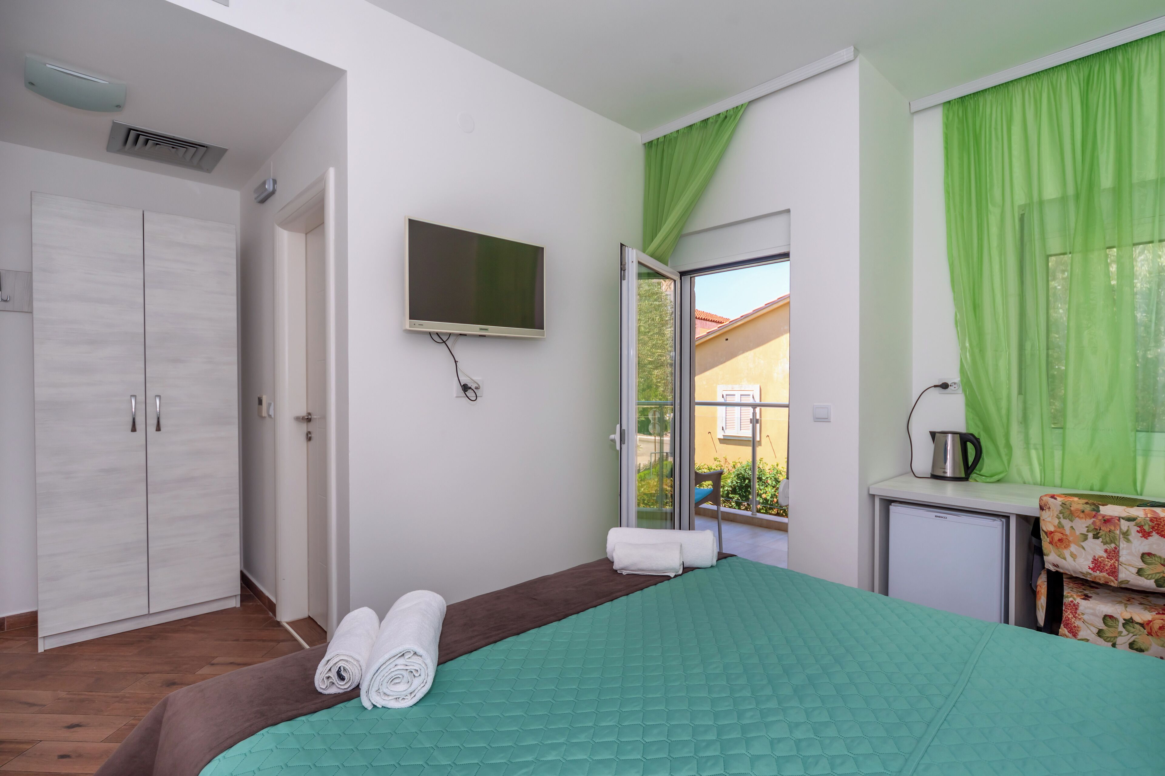 Basic Studio, Balcony, Pool View | Living area