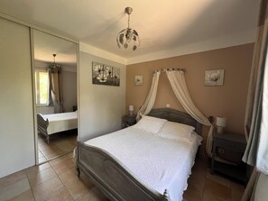 3 bedrooms, iron/ironing board, WiFi, bed sheets