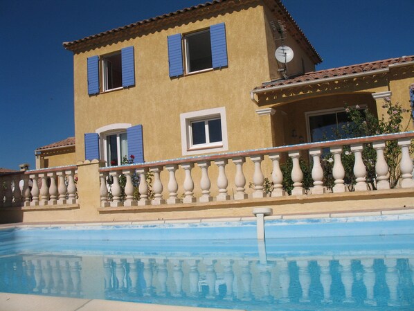 A two-story building with a pool in front. - Villa located 35mn from the sea(Fréjus,Ste Maxime) gorges du Verdon(lac SteCroix) (Flayosc)