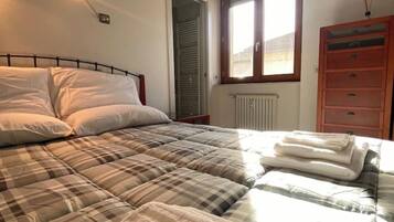 2 Schlafzimmer, Schreibtisch, Bügeleisen/Bügelbrett, kostenloses WLAN