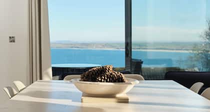 Newly renovated 4 en-suite bedrooms, panoramic sea views, Hot Tub, EV charger