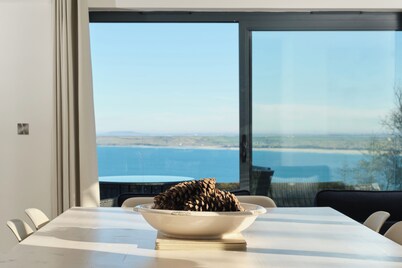 Newly renovated 4 en-suite bedrooms, panoramic sea views, Hot Tub, EV charger