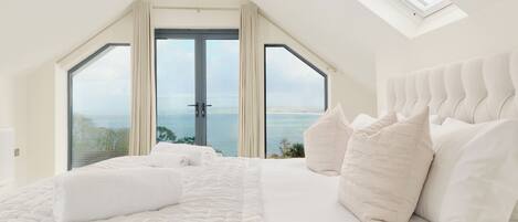 4 slaapkamers, een strijkplank/strijkijzer, reisbedje, gratis wifi