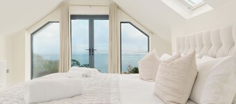 Newly renovated 4 en-suite bedrooms, panoramic sea views, Hot Tub, EV charger