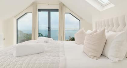 Newly renovated 4 en-suite bedrooms, panoramic sea views, Hot Tub, EV charger