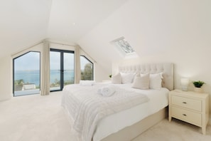 4 bedrooms, iron/ironing board, travel cot, free WiFi - Newly renovated 4 en-suite bedrooms, panoramic sea views, Hot Tub, EV charger (Carbis Bay)