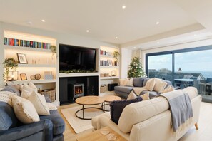 Smart TV, fireplace, books, stereo