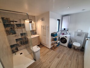 Haartrockner, Handtücher, Seife, Toilettenpapier
