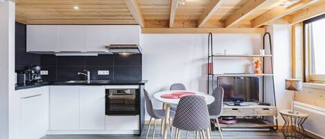Réfrigérateur, four à micro-ondes, surface de cuisson, lave-vaisselle