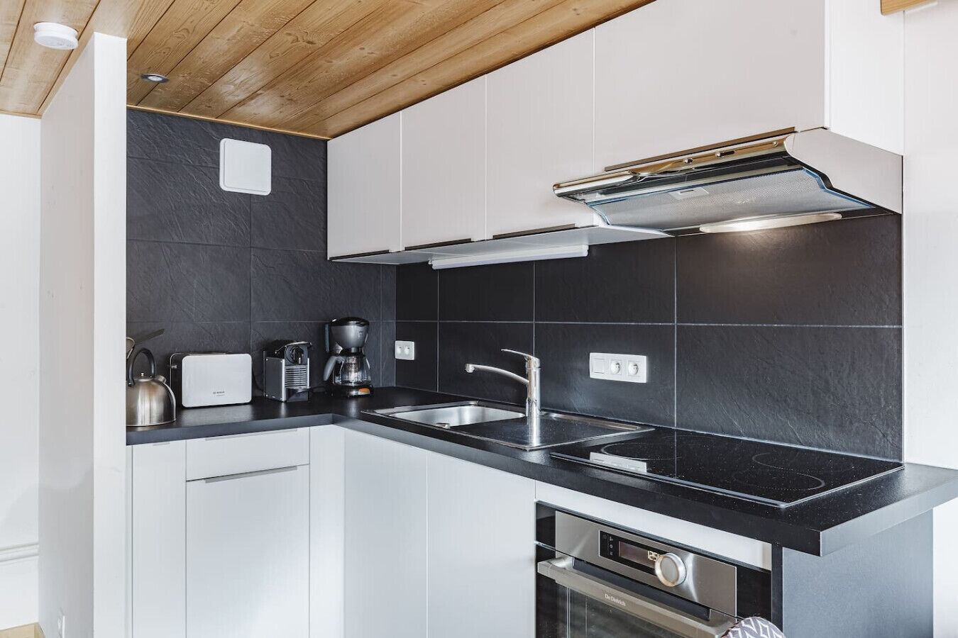 Een koelkast, een microgolfoven, een kookplaat, een vaatwasser