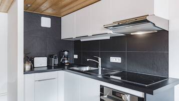 Een koelkast, een microgolfoven, een kookplaat, een vaatwasser