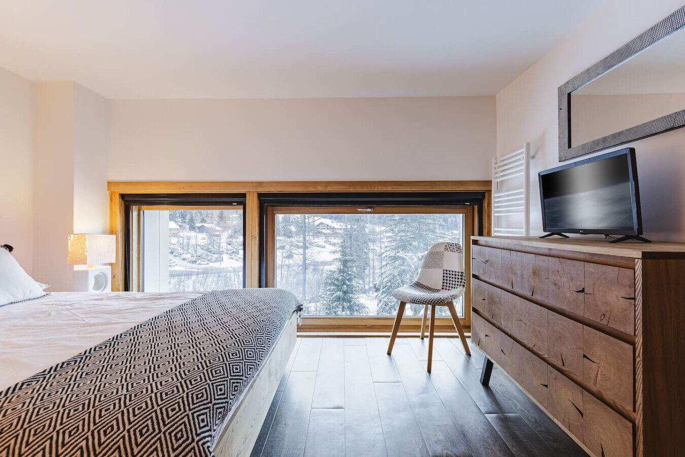 2 bedrooms, travel crib, bed sheets