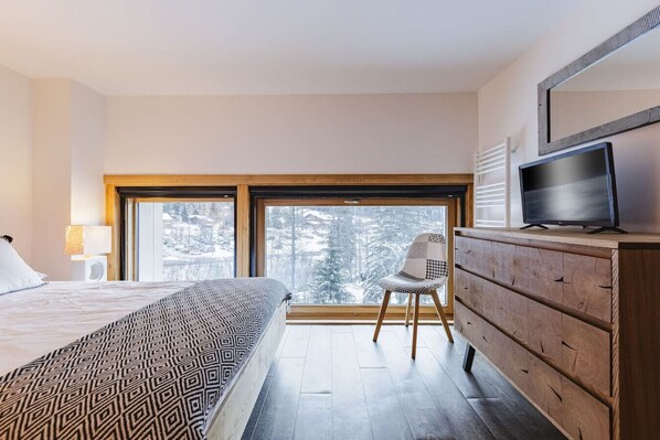 2 bedrooms, travel cot, bed sheets