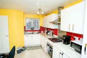 Refrigerador, microondas, horno, lavavajillas