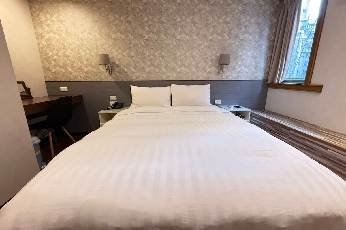 Deluxe Double Room, 1 Katil Kelamin (Double), Non Smoking, City View | Bar mini percuma, ruang kerja komputer riba, Wi-fi percuma
