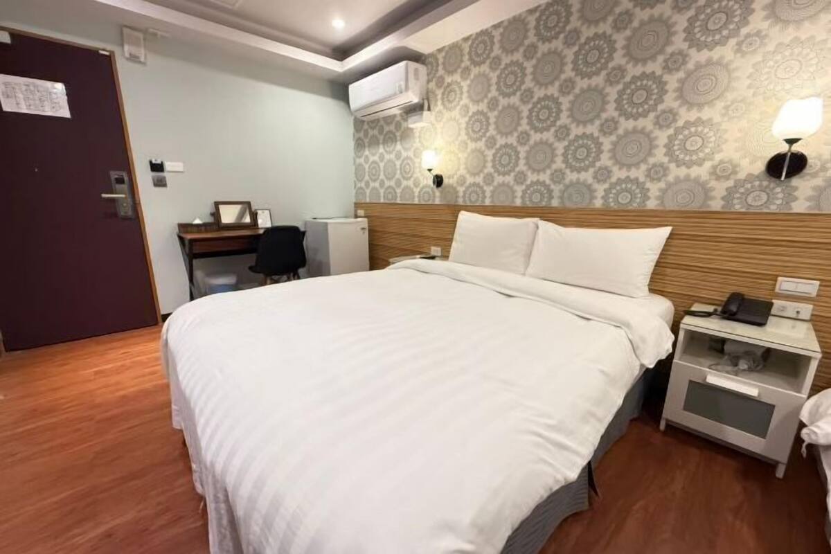 Free minibar, laptop workspace, free WiFi