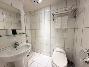 Shower, towels, shampoo, toilet paper - Homeyhouse 2 Inn  (Taipei)