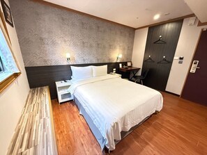 Deluxe Double Room, 1 Double Bed, Non Smoking, City View | Front of property - Homeyhouse 2 Inn  (Taipei)