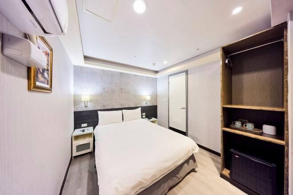 Minibar (free items), laptop workspace, WiFi (free)