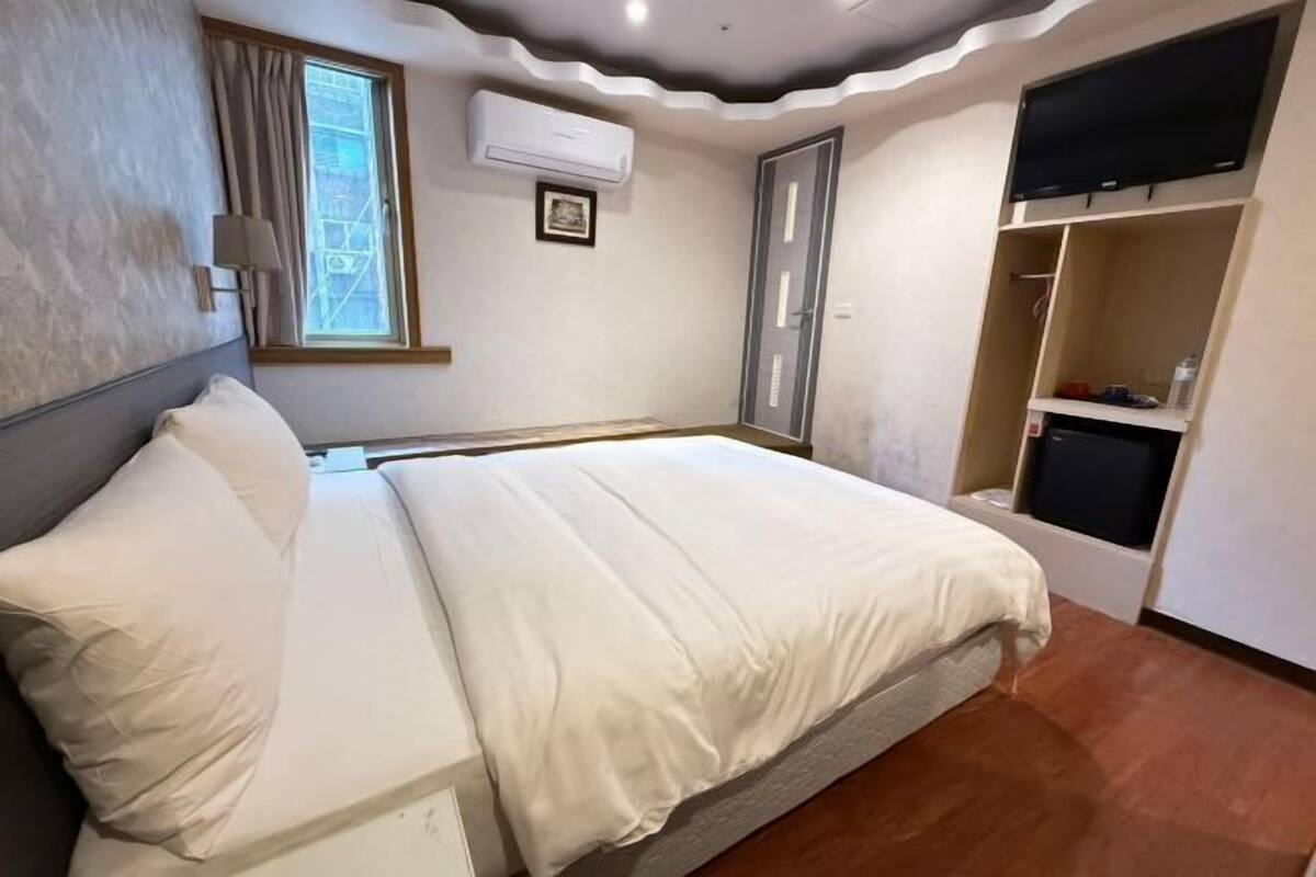 Free minibar, laptop workspace, free WiFi