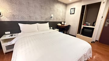 Standard Double Room, 1 Double Bed, Non Smoking | Free minibar, laptop workspace, free WiFi
