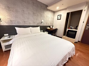 Standard Double Room, 1 Double Bed, Non Smoking | Free minibar, laptop workspace, free WiFi - Homeyhouse 2 Inn  (Taipei)