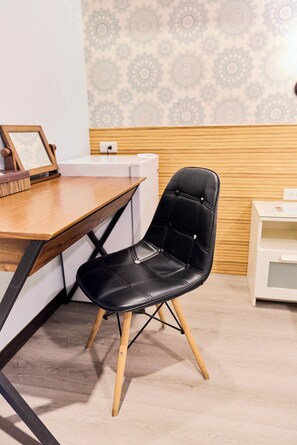 Basic Triple Room, Non Smoking | Bar mini percuma, ruang kerja komputer riba, Wi-fi percuma 