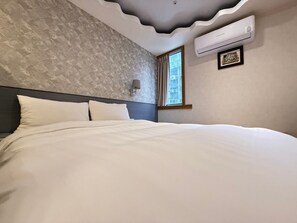 Deluxe Double Room, 1 Double Bed, Non Smoking, City View | Free minibar, laptop workspace, free WiFi - Homeyhouse 2 Inn  (Taipei)