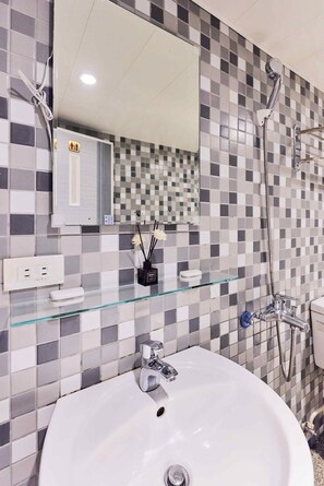 Chambre Simple, 1 lit une place, non-fumeur | Salle de bain commune