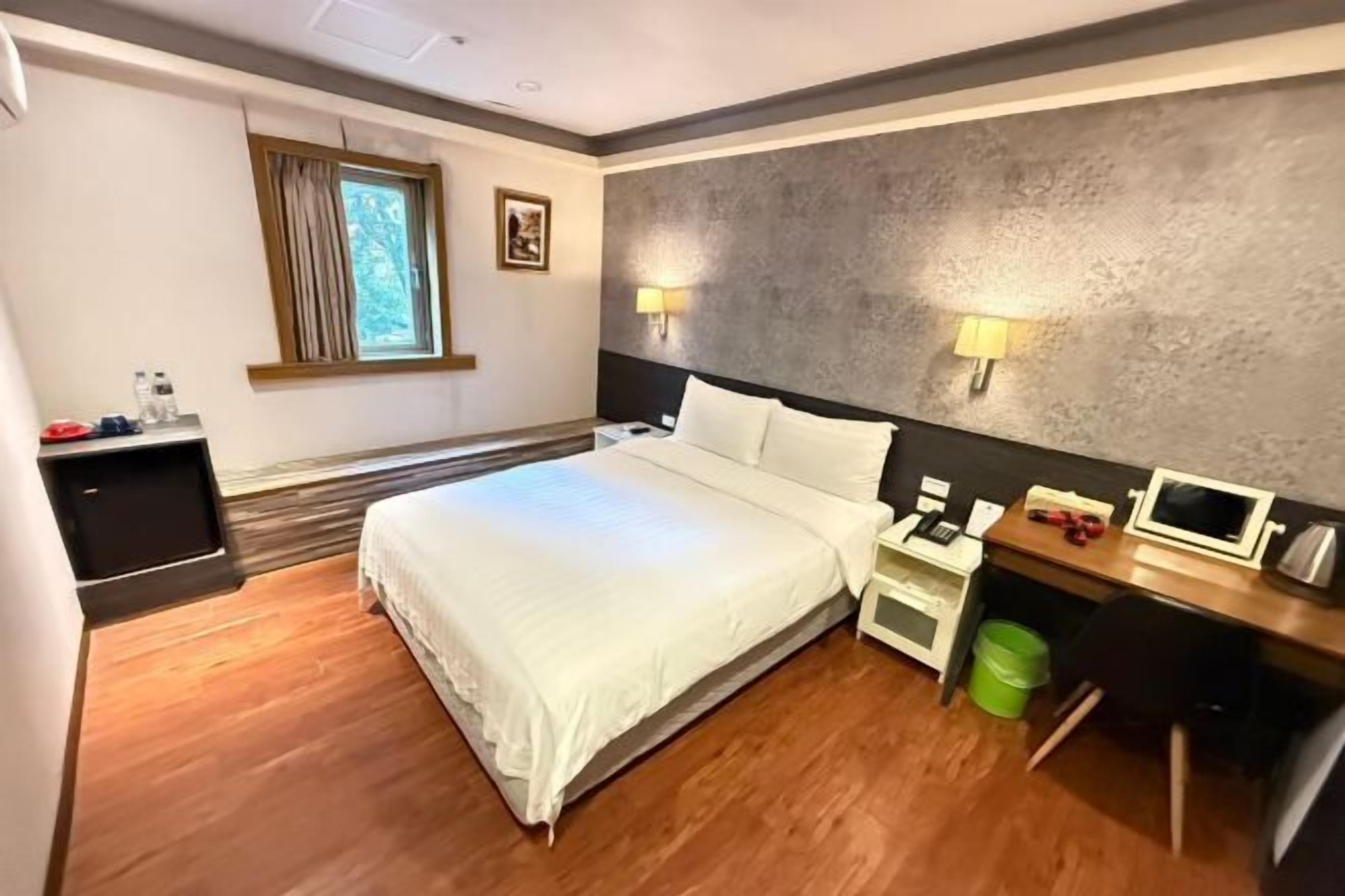 Free minibar, laptop workspace, free WiFi