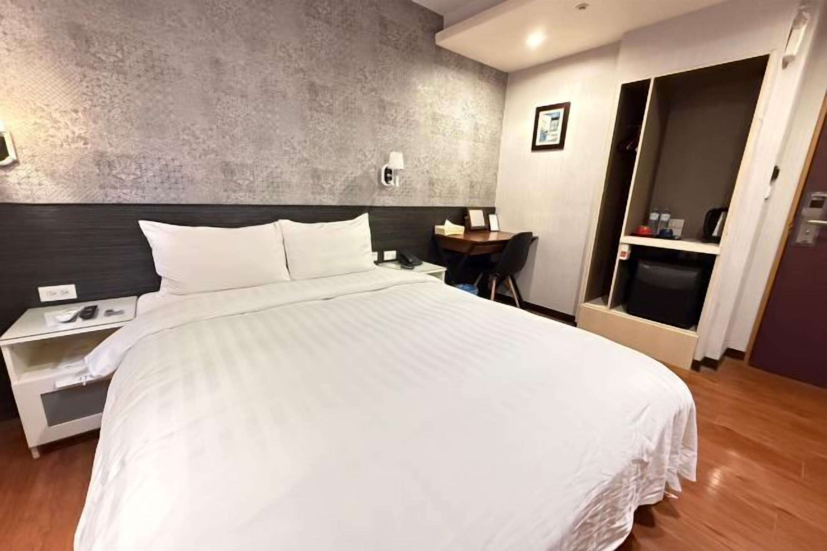 Free minibar, laptop workspace, free WiFi