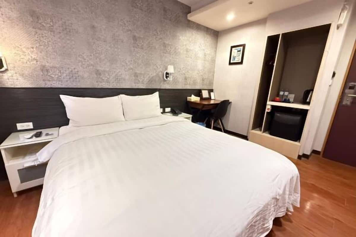 Free minibar, laptop workspace, free WiFi