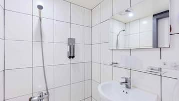 Standard Double Room, 1 Double Bed, Non Smoking | Bathroom | Shower, towels, shampoo, toilet paper