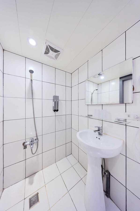 Chambre Double Standard, 1 lit double, non-fumeur | Salle de bain