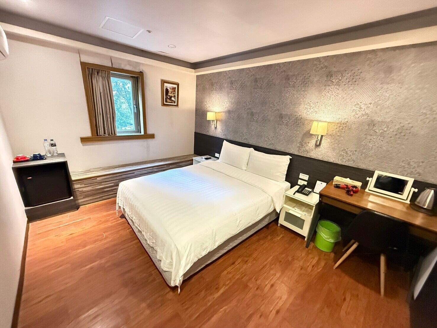 Kamar Double Deluks, 1 Tempat Tidur Double, Bebas Asap Rokok, pemandangan kota | Minibar gratis, ruang kerja ramah laptop, dan Wi-Fi gratis
