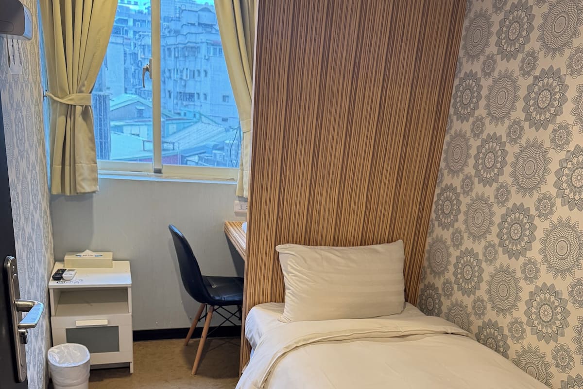 Basic Single Room, 1 Katil Bujang (Single), Non Smoking | Bar mini percuma, ruang kerja komputer riba, Wi-fi percuma