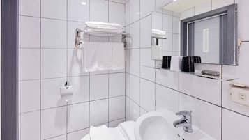 Basic Triple Room, Non Smoking | Bathroom | Shower, towels, shampoo, toilet paper