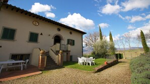 Une villa dotée d’un patio, d’un espace salon extérieur et offrant une vue sur la campagne.