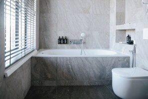 Luxury Suite | Bathroom | Free toiletries, hair dryer, bathrobes, slippers - Forest Retreat Center (Kyiv)